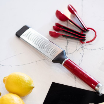 Терка для специй KitchenAid Coreline 31 см с чехлом (KAG321OHERE)