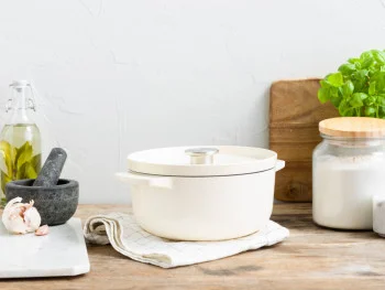 Каструля чавунна з кришкою KitchenAid CC006056-001, 3,3 л, купити в Україні, найкраща ціна – KitchenAid - Фото 3