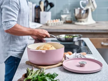 Каструля чавунна з кришкою KitchenAid CC007431-001, 5,2 л, купити в Україні, найкраща ціна – KitchenAid - Фото 2