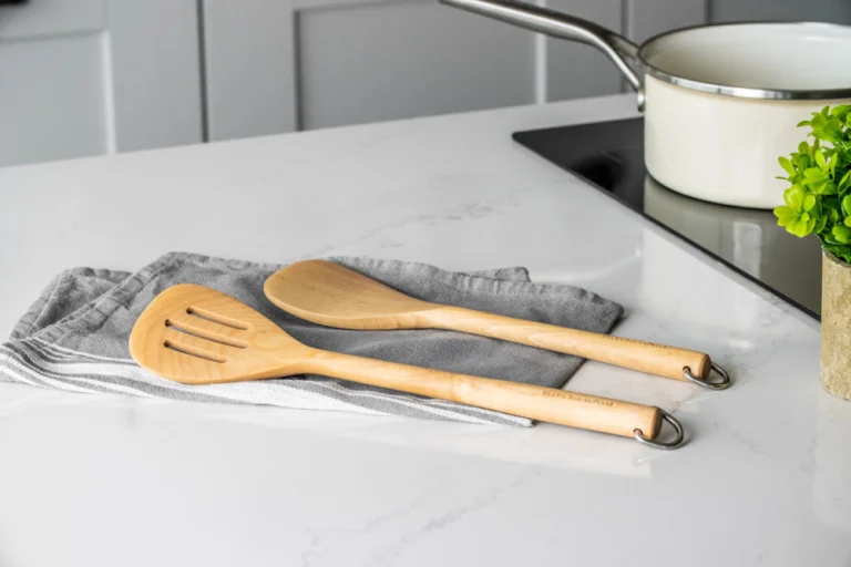 Лопатка з прорізами KitchenAid Coreline, 34 см (KQR702OHE)