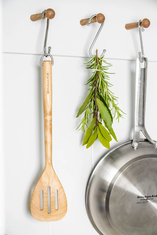 Лопатка з прорізами KitchenAid Coreline, 34 см (KQR702OHE)
