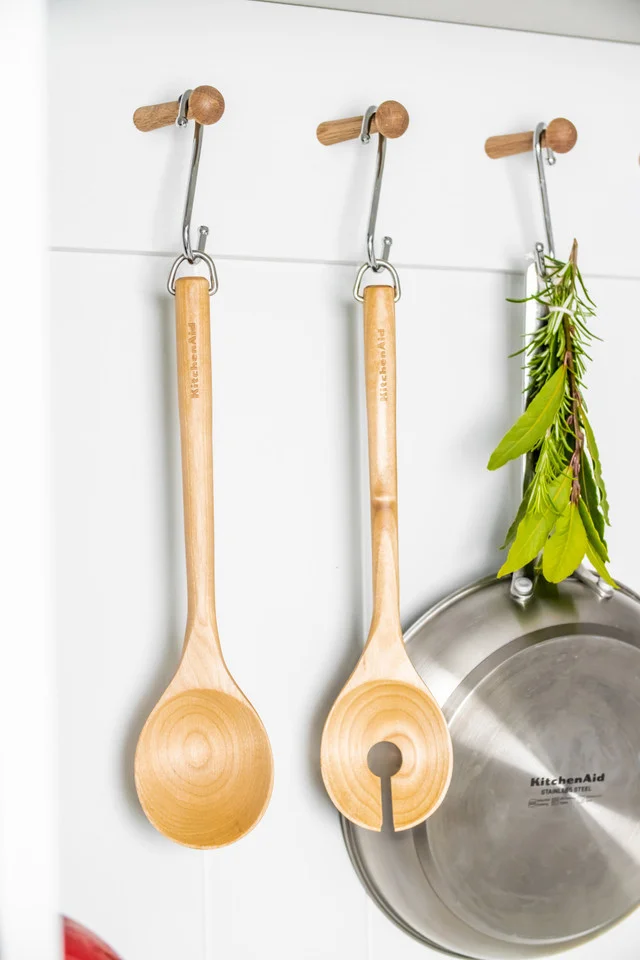 Набір ложок для салату KitchenAid Coreline, 2 шт, 30 см (KQR713OHE)
