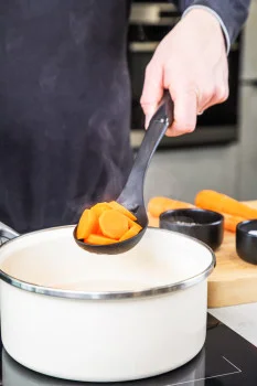 Ложка для сервіровки з прорізами KitchenAid Classic, 34 см, чорний (KCG004OHOBE), купити в Україні, найкраща ціна – KitchenAid - Фото 1