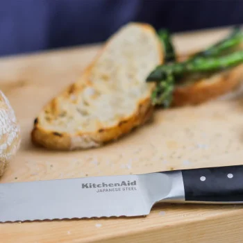 Ніж для хліба KitchenAid Coreline з захисним чохлом для леза, 20 см (KOG8IRSSOHOBA), купити в Україні, найкраща ціна – KitchenAid - Фото 2