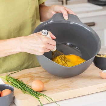 Набір мисок для змішування KitchenAid Coreline, 3 шт, 2,4/3,3/4,3 л, сірий (KQG175OSCGG), купити в Україні, найкраща ціна – KitchenAid - Фото 1