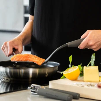 Лопатка з прорізами KitchenAid Coreline, 34,3 см, сірий (KAS002OHCGG), купити в Україні, найкраща ціна – KitchenAid - Фото 3