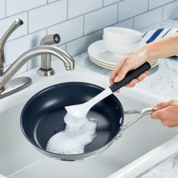 Набір щіток для чищення посуду KitchenAid Sinkware, 2 шт, 29,5 см, чорно-білий (KEG875OHBA), купити в Україні, найкраща ціна – KitchenAid - Фото 7
