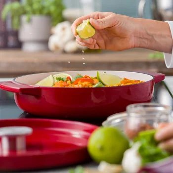 Каструля чавунна з кришкою KitchenAid, 26 см, 2,77 л, червона (CC009009-001), купити в Україні, найкраща ціна – KitchenAid - Фото 1