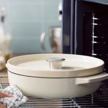 Каструля чавунна з кришкою KitchenAid, 26 см, 2,77 л, мигдальний крем (CC009010-001), купити в Україні, найкраща ціна – KitchenAid - Фото 3