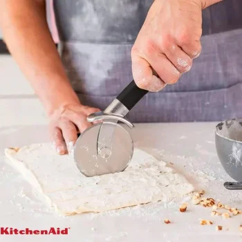 Ніж для піци KitchenAid Classic, 24 см, чорний (KHH113OHOBEG), купити в Україні, найкраща ціна – KitchenAid - Фото 1