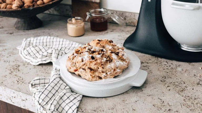 Ржаной Хлеб с Изюмом и Лесными Орехами